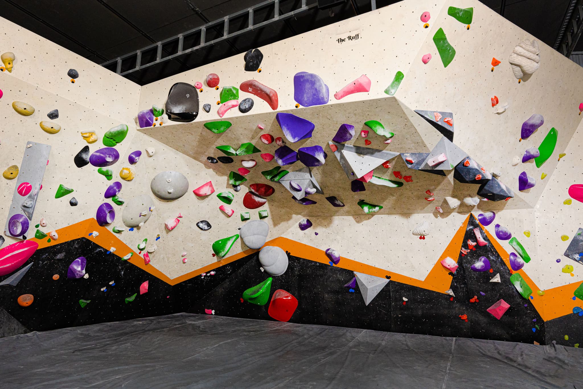 VietClimb Gym in Hanoi, phòng tập bouldering hiện đại với các tường leo và điểm bám đầy màu sắc