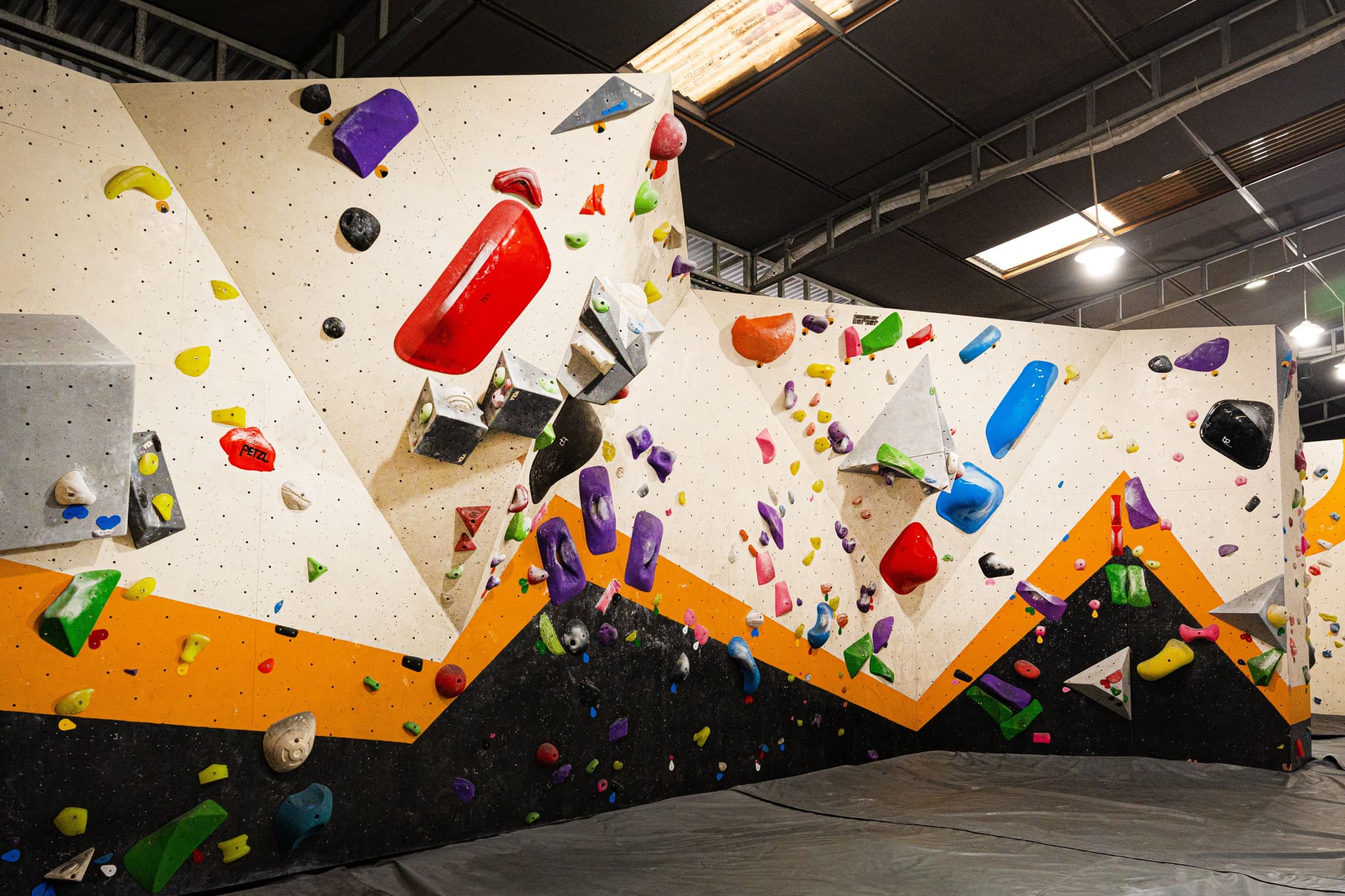 Colorful bouldering walls at VietClimb Gym, nơi để leo, giải đố và chinh phục!