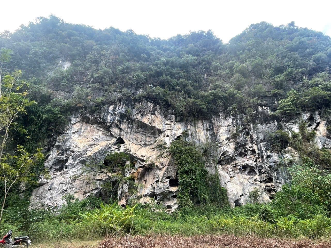 Towering limestone walls in Huu Lung, các vách đá vôi hùng vĩ, thu hút người yêu leo núi ngoài trời và hiking.