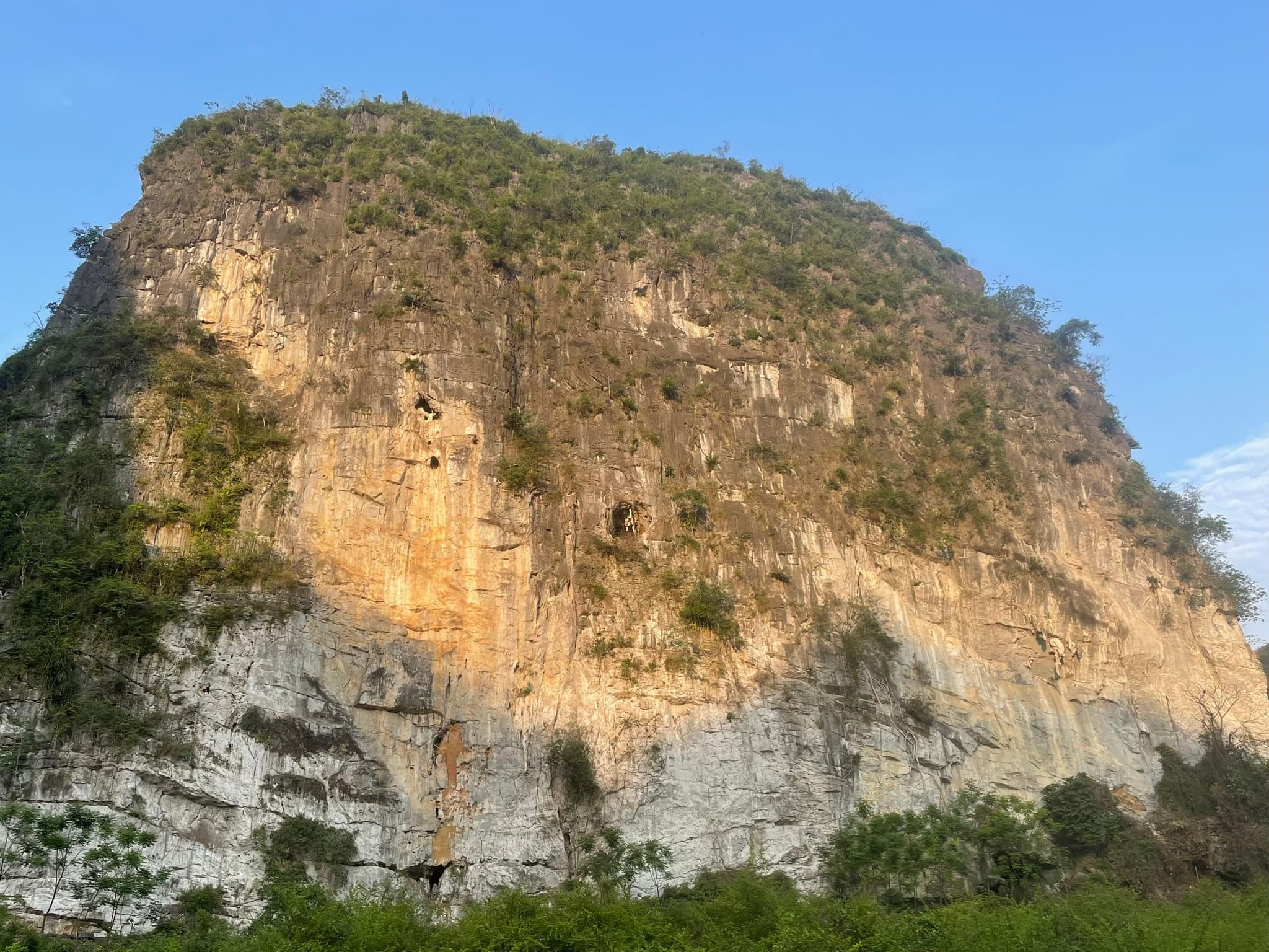 Panoramic view of Dead End, a limestone crag in Huu Lung, toàn cảnh các vách đá, nơi hoàn hảo cho leo núi ngoài trời và hiking.