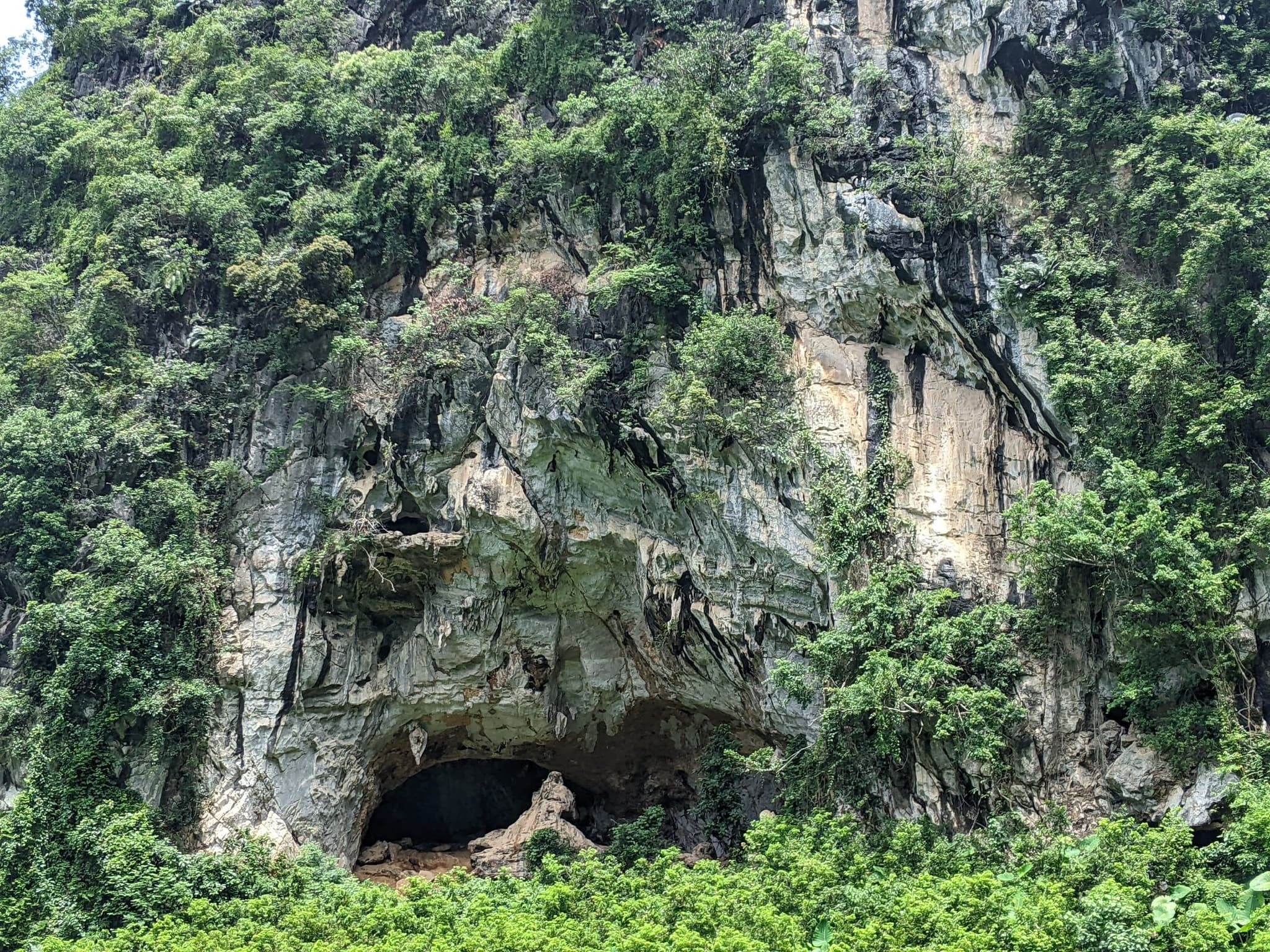 Infinity Cave, a distinctive limestone formations in Yen Thinh, các vách đá vôi độc đáo, điểm đến yêu thích cho leo núi ngoài trời