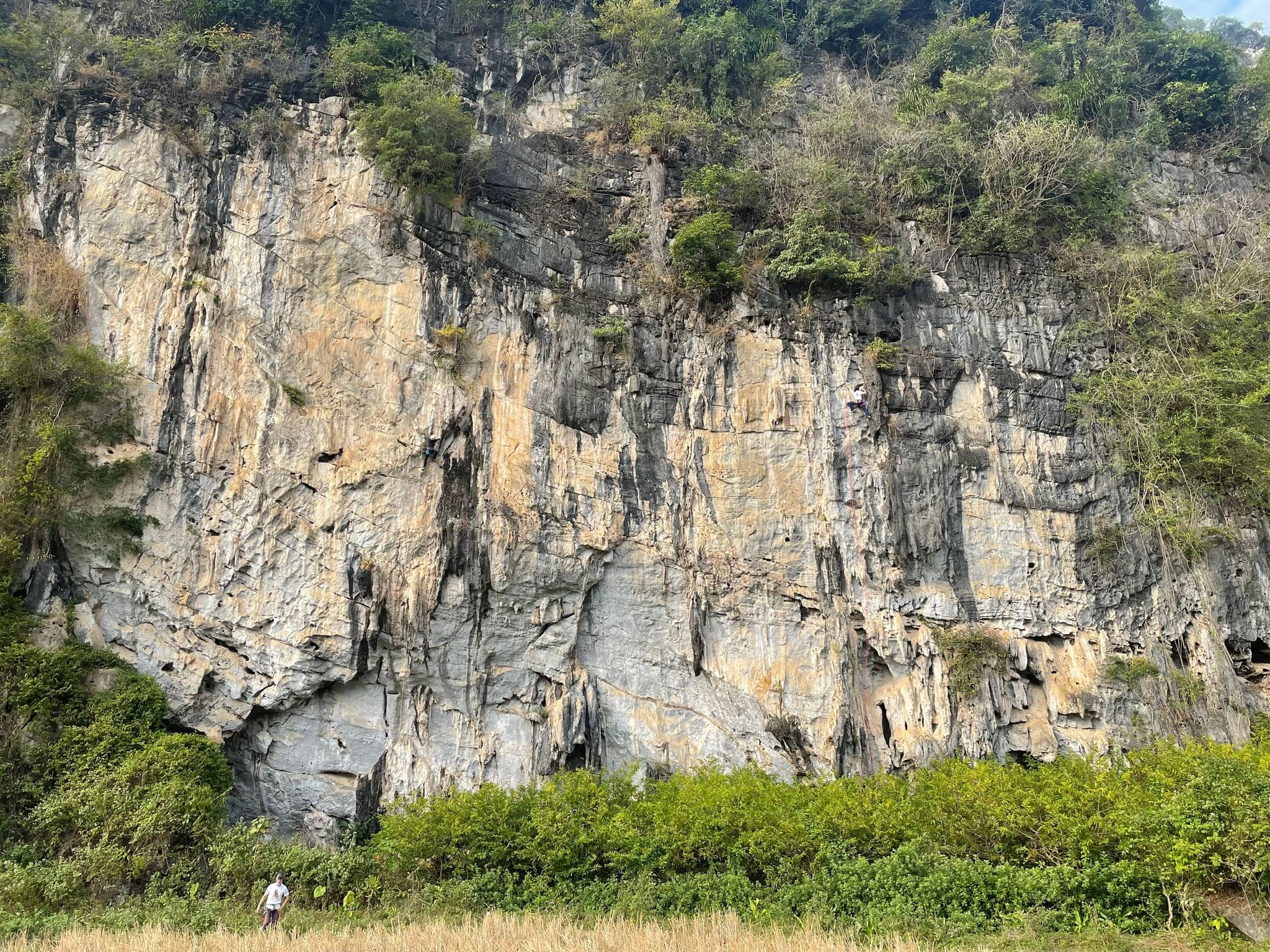 face view of La Conche in the valley of yen thinh, in the district of Huu Lung. This crag was bolted in 2016 by vietclimb