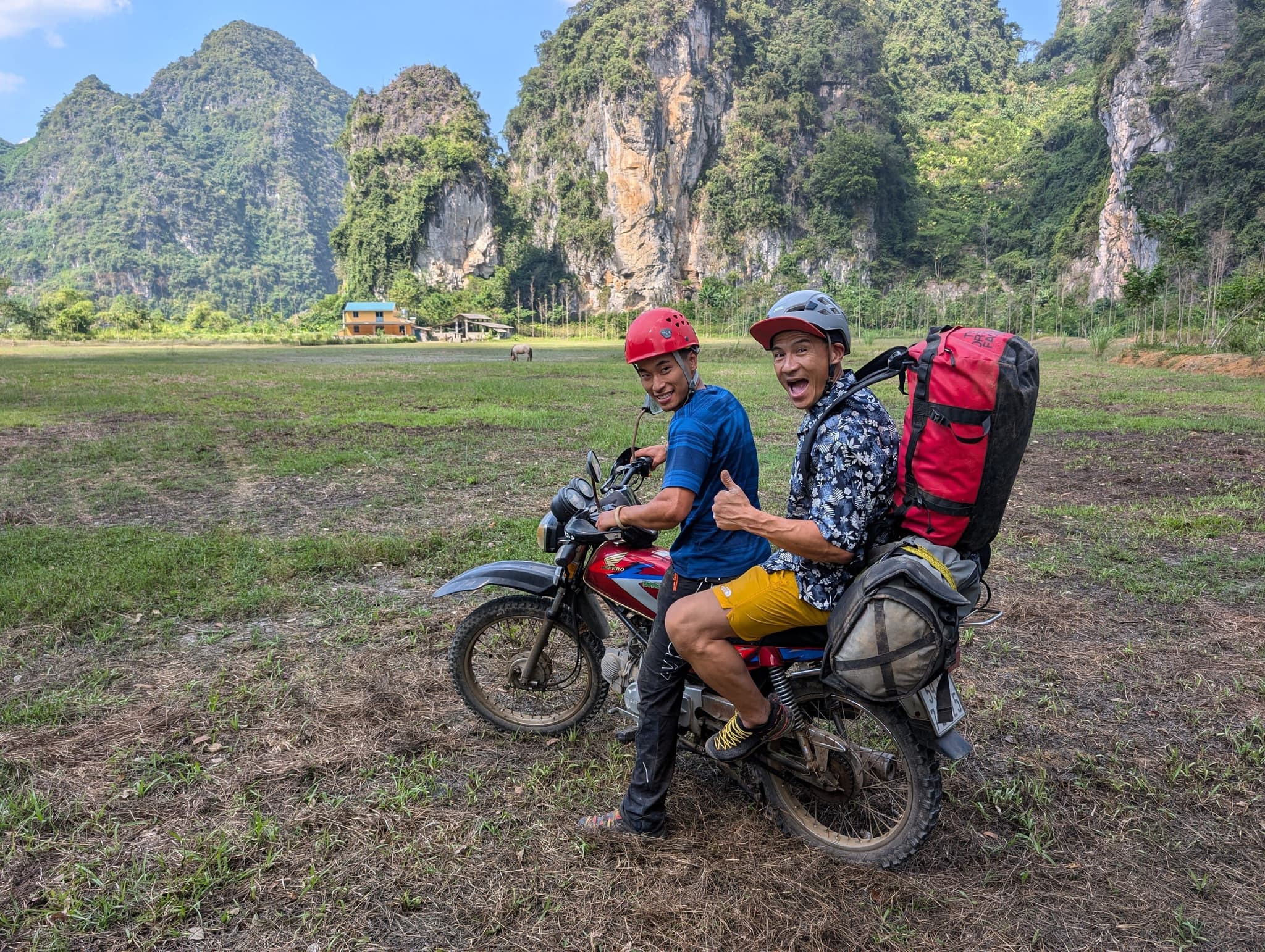 A VietClimb member bringing the climbing legend Yuji Hirayama at the crag in Huu Lung