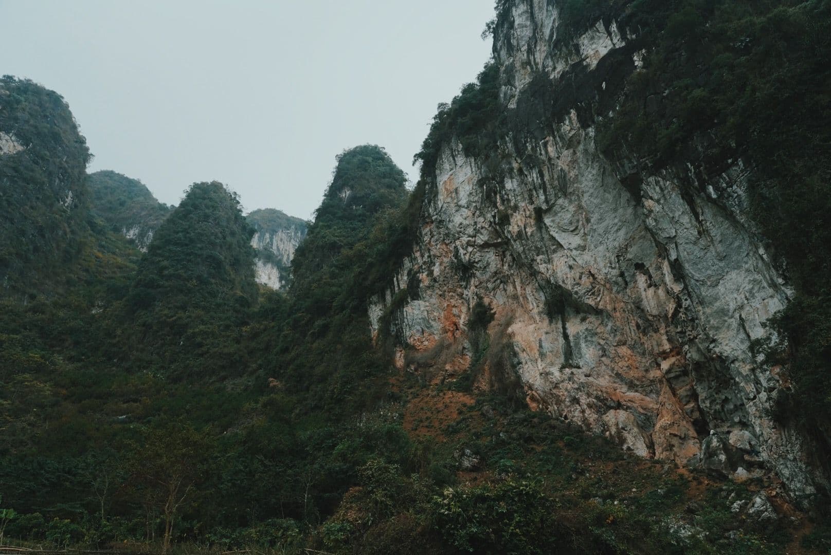 WoofStuck, a crag at Duc's bungalows in Huu Lung, a paradise for outdoor climbing and trekking. Thiên đường leo núi ngoài trời và trekking tại Việt Nam.