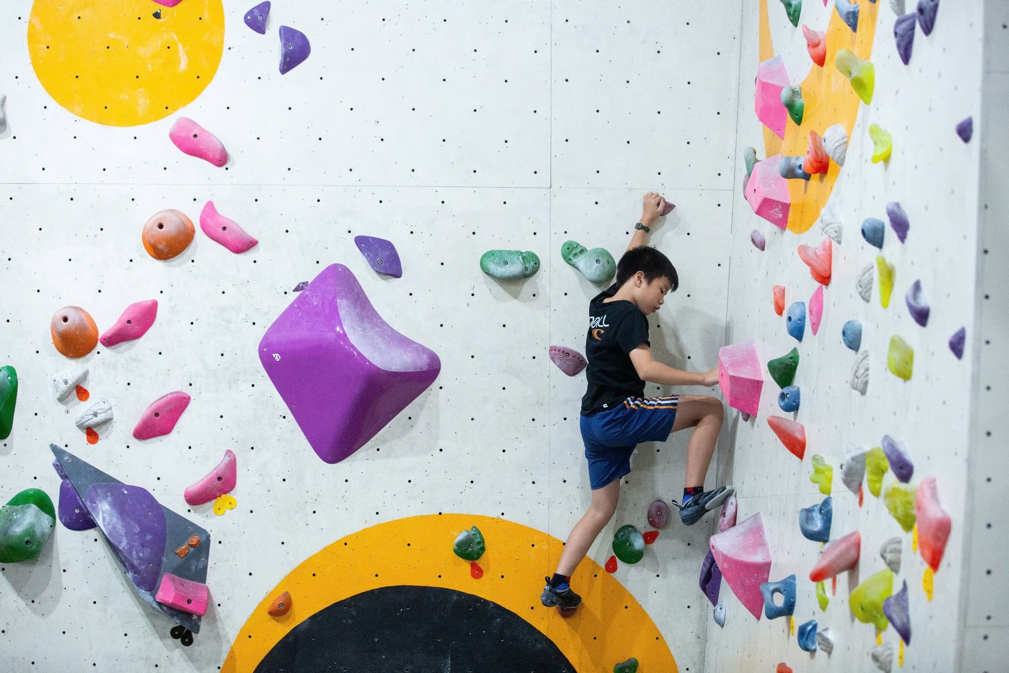 a kid enjoying a climbing class at vietclimb