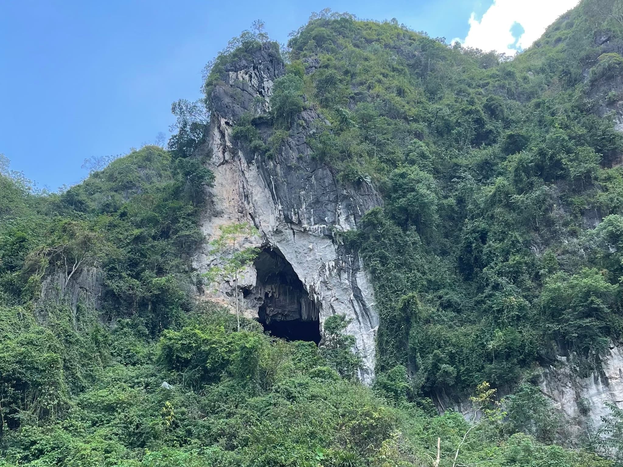 General view of Yuji Fire Cave, a crag in Huu Lung bolted in 2024 with the Japanese climbing legend Yuji Hirayama and vietclimb